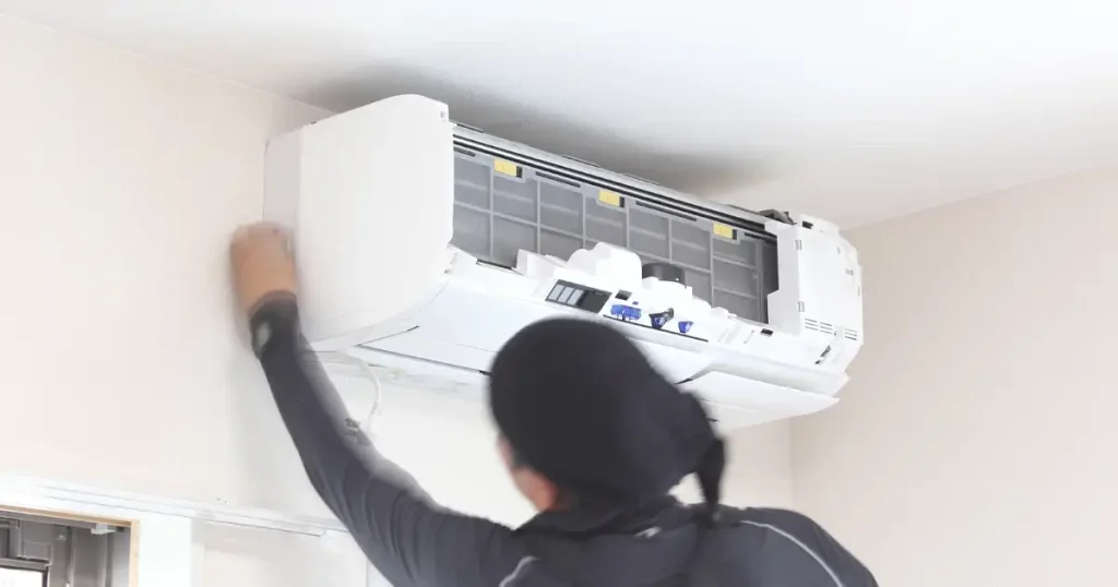 エアコン設置工事の様子