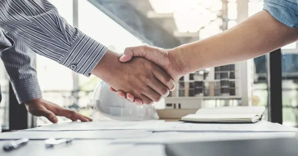 お打ち合わせで握手する画像