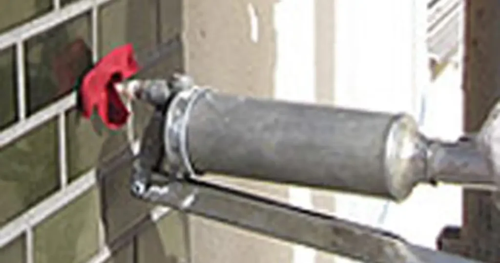 エポキシ樹脂を注入している画像