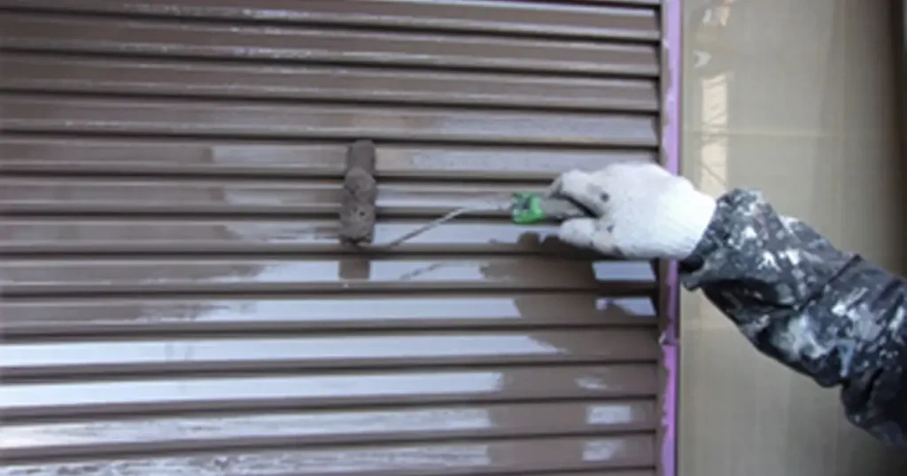 錆止めを塗っている画像