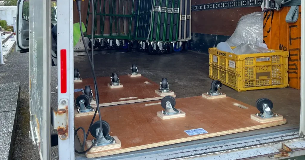 荷下ろしを完了したトラックの荷室