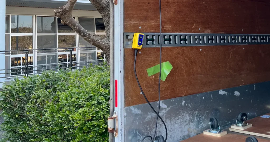 校舎を背景にトラックの荷室